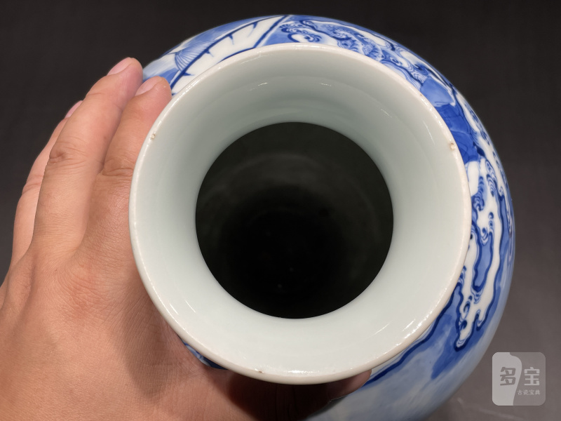 清宣统 青花踏雪寻梅梅瓶 - 图10